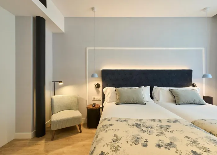 Отель Catalonia El Pilar